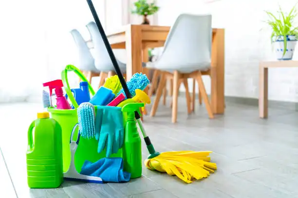 "معدات حديثة وآمنة تُستخدم من قبل شركة تنظيف فلل نيو هاوس في الشارقة."